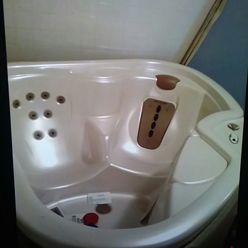 Like New 2 seat Solana Hot Tub